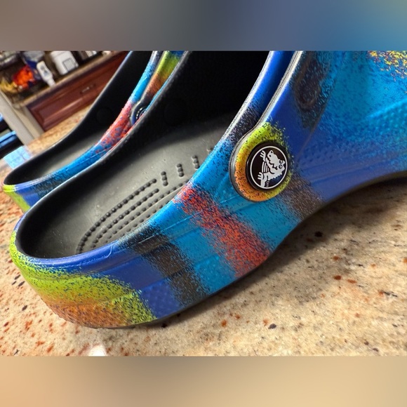 Crocs Black/Rainbow Clogs With Jibbitz Women’s 12/Men’s 10 New Without Tags - Picture 10 of 13